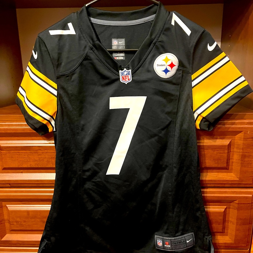 Ladies Medium (on the small side) Steelers jersey- #7- Big Ben Roethlisberger!